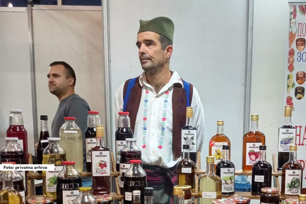 Vlada Jovanović iz sela Venčani kod Aranđelovca, iako po struci električar slanini je dao potpuno nov smisao kada je od nje napravio slatko. Kako kaže, recept je pronašao na interenetu i odlučio se da uradi nešto neobično, a u tome je i uspeo jer je dobio pravo pravcato slatko od mesnog delikatesa.