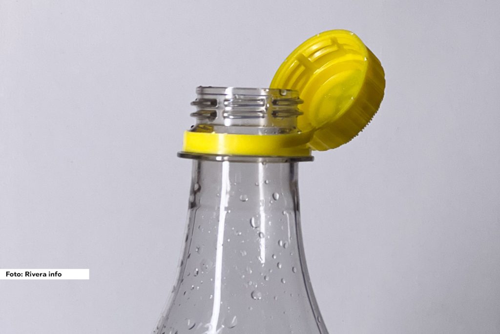 Čepove je teško pokidati, tj. odvojiti od flaše, jer su vezani plastičnimvezicama za otvor flaše ili kartonsko pakovanje.