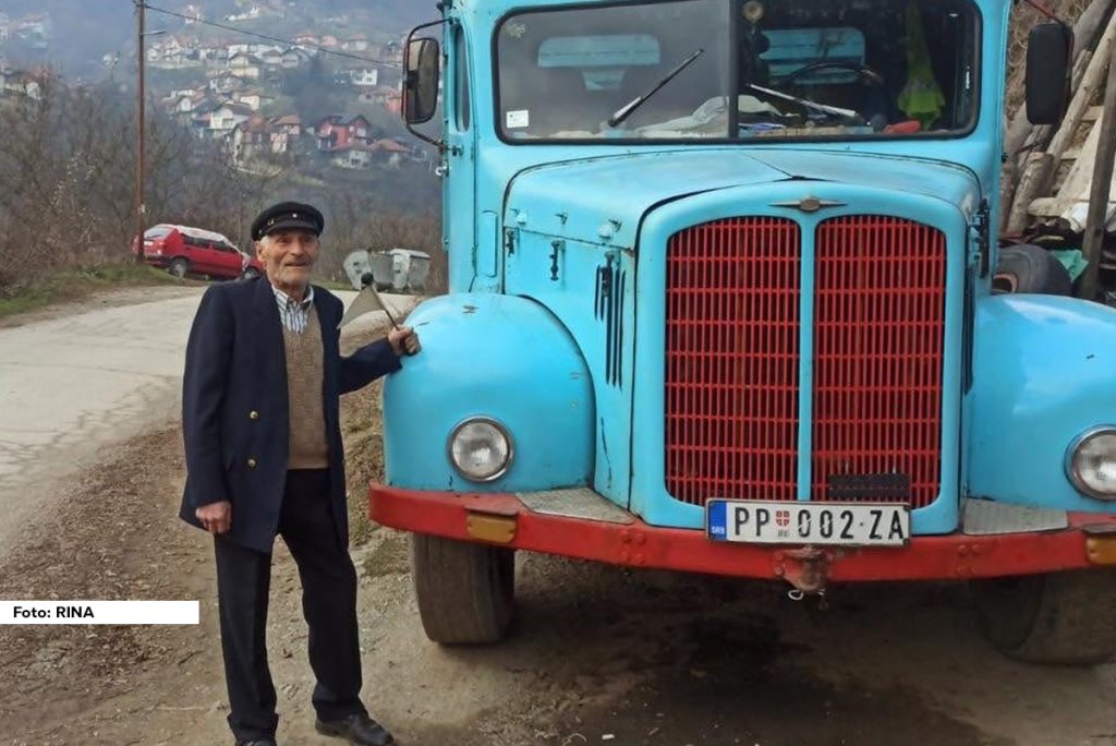 Dok se mladi utrkuju ko će kupiti novije i modernije vozilo, Milić Pušica (84) iz prijepoljskog sela Raišnjevo decenijama je veran starom FAP-om kamionu. Bio je profesionalni vozač pa je na točkovima proveo više vremena nego na nogama, a njegov vozački staž polako se približava sedmoj deceniji.