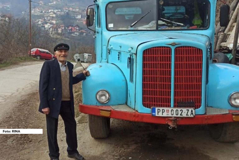 Dok se mladi utrkuju ko će kupiti novije i modernije vozilo, Milić Pušica (84) iz prijepoljskog sela Raišnjevo decenijama je veran starom FAP-om kamionu. Bio je profesionalni vozač pa je na točkovima proveo više vremena nego na nogama, a njegov vozački staž polako se približava sedmoj deceniji.