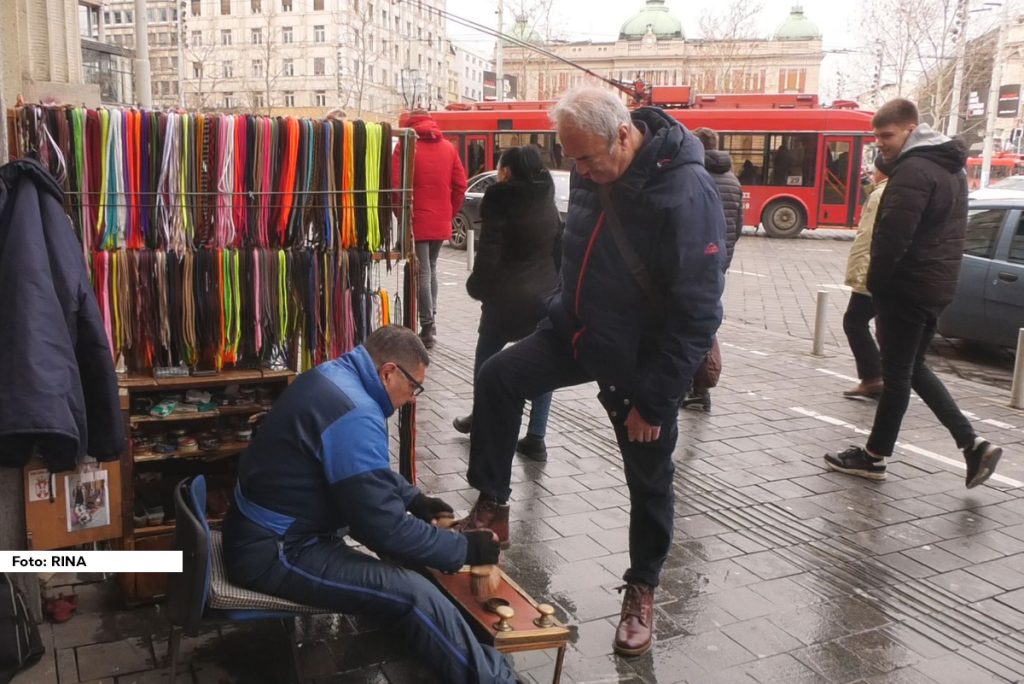 U samom centru srpske prestonice, na Trgu Republike Mustafa Mehmedović – Mujo otvorio je sebi radno mesto. On je jedan od poslednjih čistača cipela u Srbiji, a preko njegovih ruku za sve ovo vreme prošlo je na hiljade pari obuće.