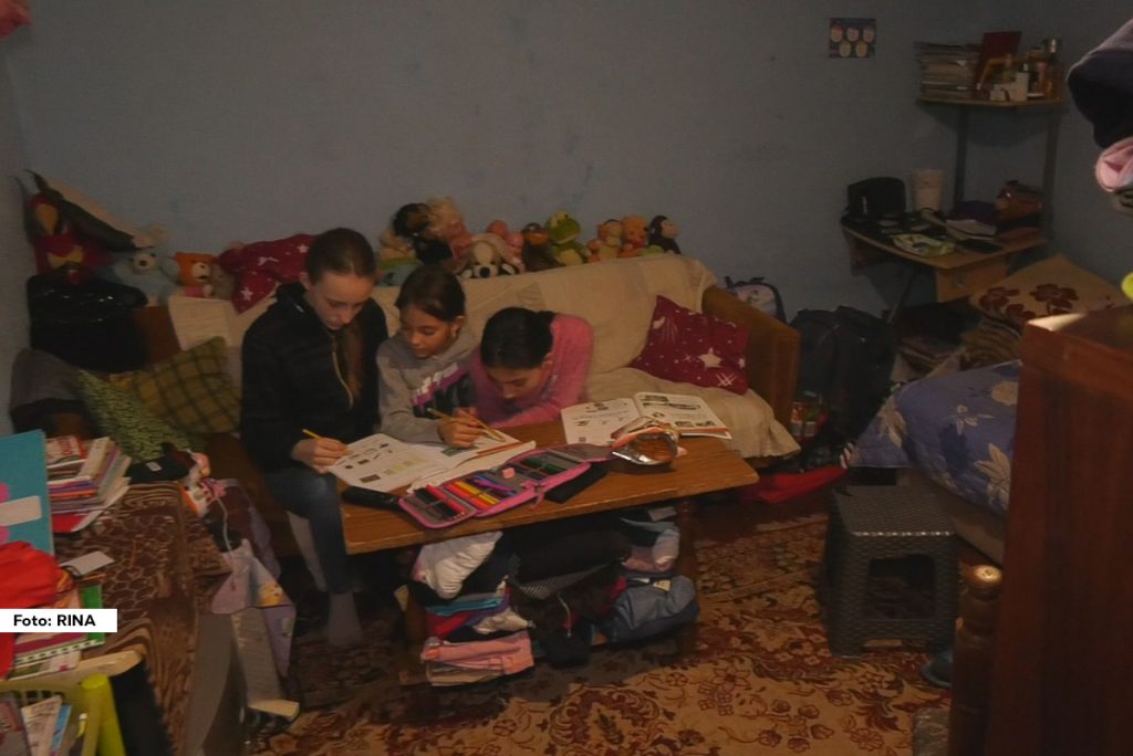Samohrana majka tri devojčice i jednog dečaka, a jedina njihova adresa je već godinama unazad memljiv podrum jedne zgrade u centru grada.
