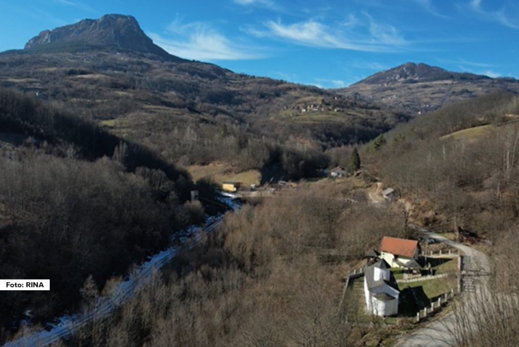 Smešteno na obroncima planine Mučanj, u živopisnoj prirodi, ipak po svemu sudeći nije dovoljno zanimljivo budućim nevestama, jer ga već godinama zaobilaze u širokom luku. Raco Uzunović, iako u zrelim godinama živi sa majkom, još uvek veruje da će se naći žena koja će biti stub njegove domaćinske kuće.