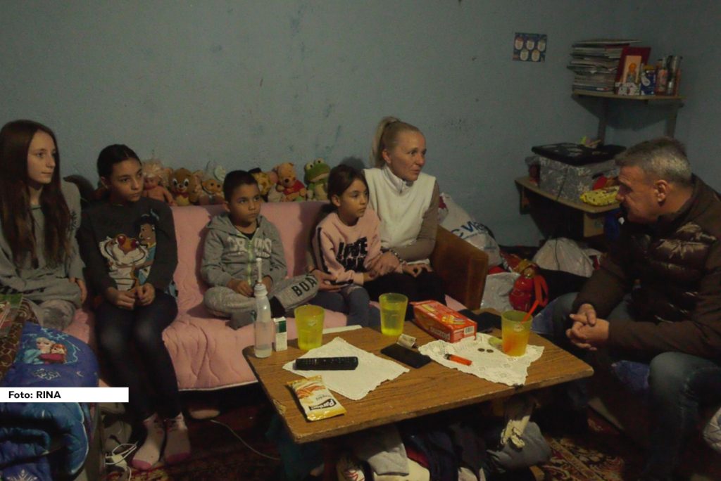 Potresna priča o samohranoj majci Jeleni, koja sa svoje četvoro maloletne dece već godinama živi u podrumu jedne zgrade u Čačku, obišla je Srbiju i region. Retko ko je mogao da ostane imun na teško puštene suze majke herione koja se bori za svoju nejač, a nakon što se priča pojavila u medijima, mnogi su se javili da pomognu.