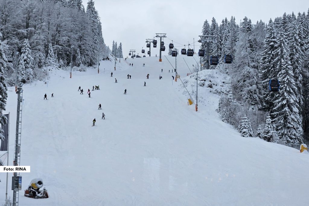 Dok se ove zimske sezone mnogi turistički radnici u zimskim centrima hvataju za glavu zbog nedostatka snega i računaju u koliki minus će ući zbog loše sezone, olimpijska lepotica puna je skijaša. Na Jahorini ništa nije prepušteno slučaju, pa se zahvaljujući najmodernijem sistemu za osnežavanje na njenim stazama skija bez problema.