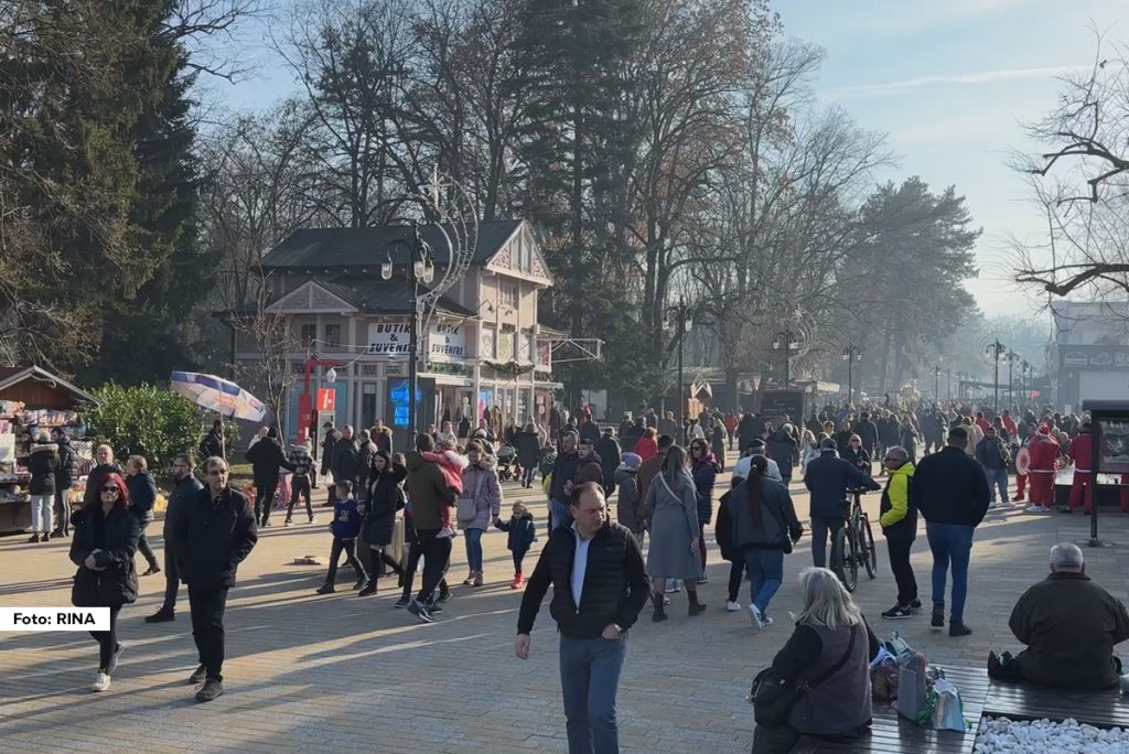 Osim već standardno popularnh planina poput Kopaonika i Zlatibora, tokom minulih prazničnih dana veoma posećena bila je i Vrnačka Banja, kroz koju je prošlo na hiljade posetilaca. Uređeno šetalište i mnoštvo sadržaja primamili su goste iz svih delova Srbije, ali ono što je na većinu njih ostavilo pozitivan utisak jesu pristupačne cene.