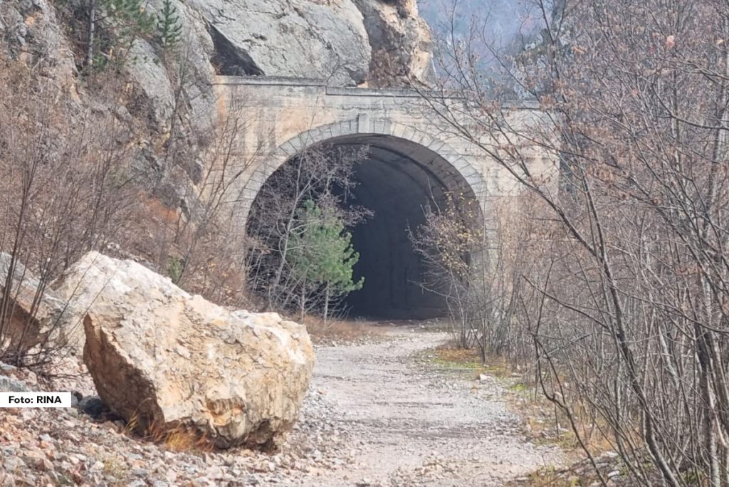 Većina radnje tog filma smeštena je u jednom tunelu, a malo ljudi zna da se nalazi u blizini manastira Mileševa kod Prijepolja. On je i danas tu, ali nije funkciji. Kroz njega odavno ne prolaze vozovi, niti se snimaju filmovi.