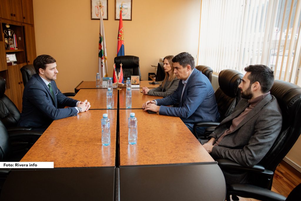 Ministar za ravnomerni regionalni razvoj Edin Đerlek posetio je Ljuboviju i sastao se sa predsednikom opštine Milanom Jovanovićem povodom završenog projekta unapređenja softvera za elektronsku pisarnicu, koji predstavlja jedan od strateških projekata Vlade Republike Srbije u okviru uvođenja eUprave.