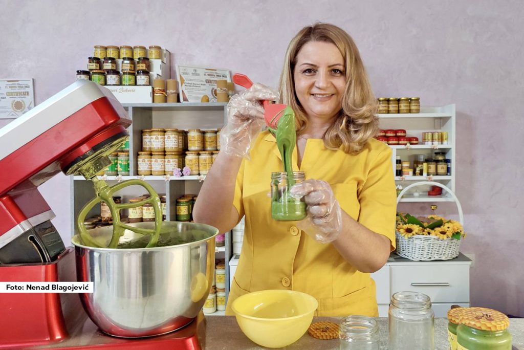 Posle 17 godina staža u apoteci, farmaceutski tehničar Marija Živković (43) je odlučila da postane preduzetnica, da unapredi porodičnu pčelarsku tradiciju i da prvo pomogne sebi, a onda i drugima. U svojoj radionici u Požarevcu priseća se kako je danima gledala u rafove brojnih apoteka u kojima je radila, tražeći rešenje za svoje zdravstvene tegobe. Čula je za lekovitu biljku moringu koja potiče sa himalajskih planina, a danas se uzgaja u Indoneziji, u Africi, Šri Lanki i u Južnoj i Srednjoj Americi. Došla je na ideju da napravi zeleno zlato i to je bio jedan od njenih prvih proizvoda u kojem je spojila domaći med i listove moringe.