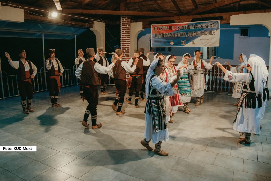 U Bratuncu je održan sastanak organizacionog odbora trećeg Regionalnog festivala folklora "Na drinske obale dvije, jedno se kolo vije" na kome učešće uzimaju folklorna društva iz Bajine Bašte, Ljubovije, Malog Zvornika i Loznice iz Republike Srbije te Bijeljine, Bratunca, Srebrenice i Višegrada iz Republike Srpske.