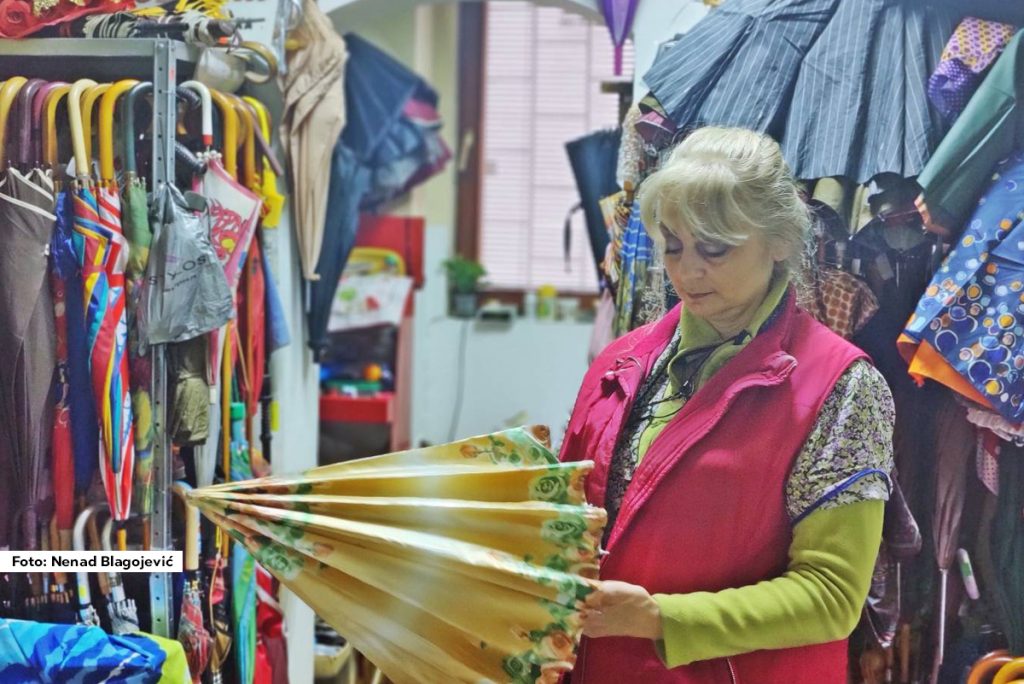 Radnja u Balkanskoj ulici u Beogradu, na broju 20, nosi jednostavan naziv „Kišobrani“. Da biste je pronašli morate proći kroz prolaz, gde će vas dočekati kišobrani u svim bojama kao dekoracija ispred lokala, a unutra  – majstor za kišobrane Tatjana Živković.