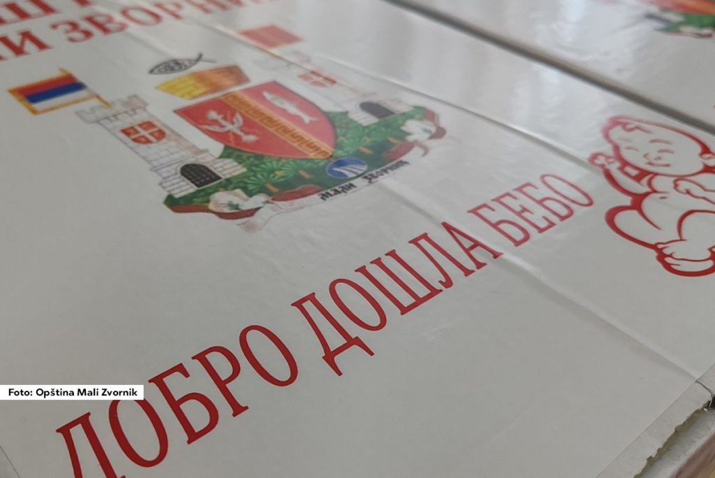 U četvrtak je za roditelje 5 beba rođenih tokom decembra prošle godine u opštini Mali Zvornik upriličen prijem u sali Skupštine opštine gde su podeljeni paketi sa najosnovnijim stvarima za bebe. Ovom prilikom im je uručen i novčani iznos od 100.000 hiljada dinara, koji lokalna samouprava izdvaja za svako novorođeno dete.