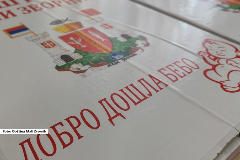 U četvrtak je za roditelje 5 beba rođenih tokom decembra prošle godine u opštini Mali Zvornik upriličen prijem u sali Skupštine opštine gde su podeljeni paketi sa najosnovnijim stvarima za bebe. Ovom prilikom im je uručen i novčani iznos od 100.000 hiljada dinara, koji lokalna samouprava izdvaja za svako novorođeno dete.
