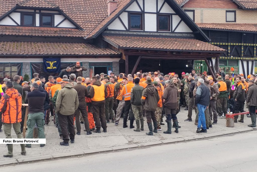 Tradicionalna hajka na vuka, u organizaciji Lovačkog udruženja “Mileta Polić Bata” iz Ljubovije, održana je danas u planinskim delovima lovišta Bukovica gde je evidentirano prisustvo vuka. U hajci je učestvovalo oko 250 lovaca, među kojima je bilo i 5 lovkinja.