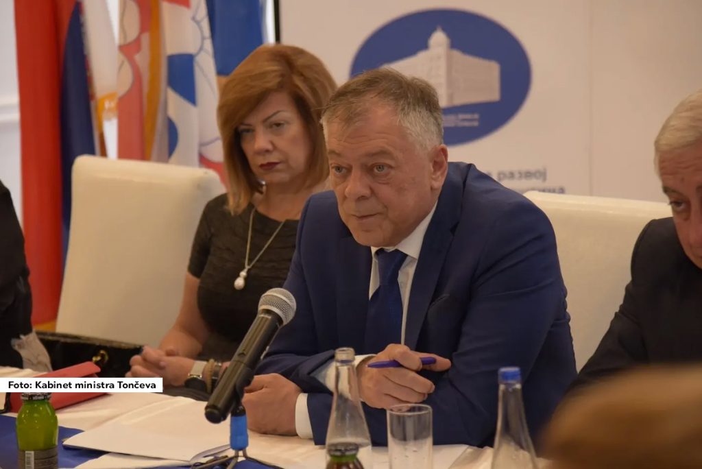 Ministar bez portfelja za unapređenje razvoja nedovoljno razvijenih opština Srbije Novica Tončev danas je u Vladi Srbije potpisao ugovore o dodeli bespovratnih sredstava za Program podrške unapređenja razvoja izrazito nedovoljno razvijenih opština u ukupnom iznosu od 220 miliona dinara.