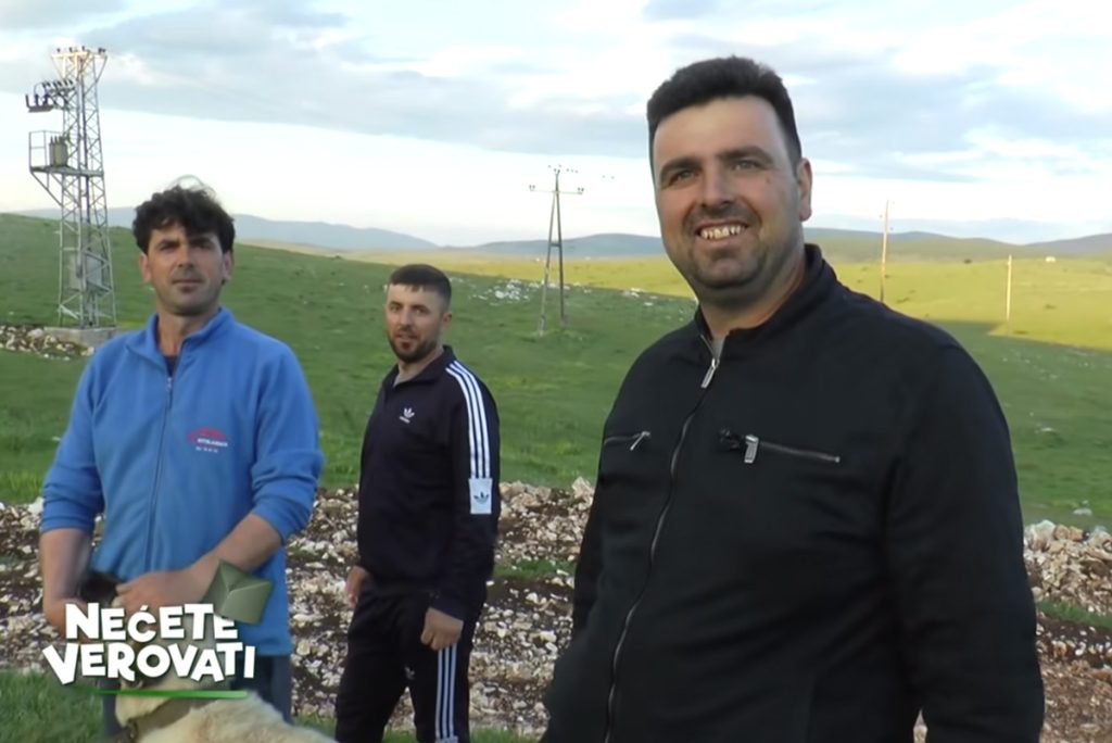 Četiri brata, sa roditeljima i svojom decom žive u zajednici koju broji 19 članova. Svi zajedno brinu o stadu od preko 1000 ovaca, a tačan broju još nisu utvrdili.