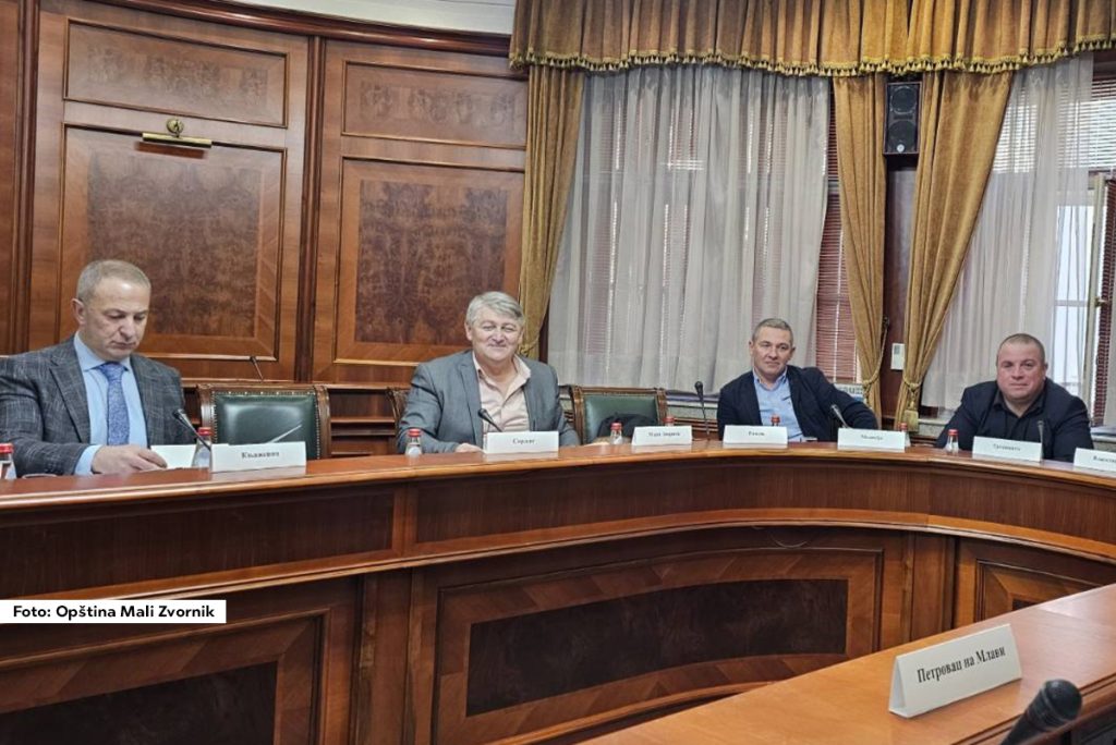 Lokalna samouprava u Malom Zvorniku dobila je od Kabineta ministra bez portfelja zaduženog za unapređenje razvoja nedovoljno razvijenih opština na teritoriji Republike Srbije, Novice Tončeva, deo novčanih sredstava za kupovinu kamiona autopodizača za kontejnere zapremine 5 kubika.