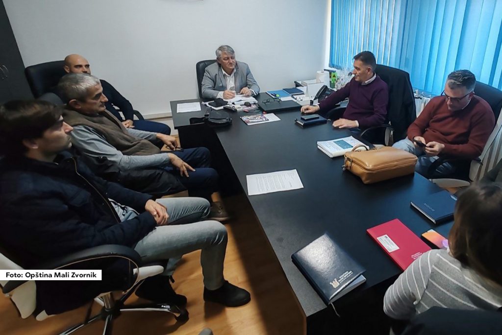 Sastanak posvećen pripremama za izgradnju i asfaltiranje preostalog dela regionalnog puta Radalj – Šarena Bukva – Krupanj, koje će finansirati Republika Srbija, održan je u opštini Mali Zvornik u petak, 02. februara.