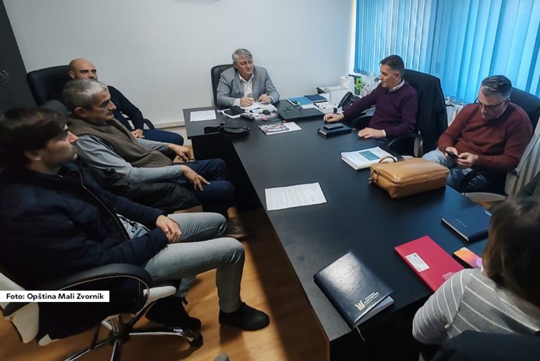 Sastanak posvećen pripremama za izgradnju i asfaltiranje preostalog dela regionalnog puta Radalj – Šarena Bukva – Krupanj, koje će finansirati Republika Srbija, održan je u opštini Mali Zvornik u petak, 02. februara.