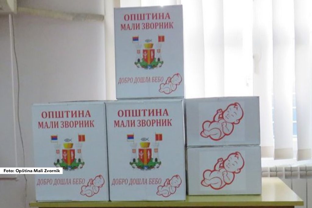Roditeljima devetoro dece rođene na području opštine Mali Zvornik u januaru 2024. godine danas su uručeni novčani iznosi od po 100.000 dinara i poklon paketi za bebe sa osnovnim stvarima koje su im potrebne odmah po rođenju, u vrednosti od 6.000 dinara.