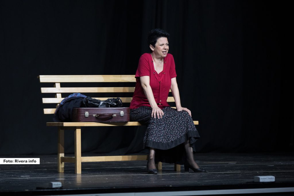 U sredu uveče u sali bioskopa u Ljuboviji, dramska umetnica Marija Masal izvela je monodramu “Ulica crvenih venjera”. Ulaz je bio besplatan, odnosno predstava je imala humanitarni karaktera, jer je na ulazu bila postavljena kutija za prikupljanje novca za nastavak lečenja Igora Brkića.