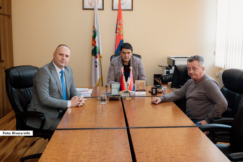 Sudeći po tome kako je počela ova godina, Ljuboviju očekuje više investicija infrastrukturnih projekata i projekata po pitanju socijalne politike. U zgradi Opštinske uprave u Ljuboviji održan je sastanak Milana Jovanovića, predsednika Opštine Ljubovija i Darka Mitrovića, državnog sekretara Ministarstva privrede u tehničkoj Vladi. Sastanku je prisustvovao i pomoćnik predsednika opštine za infrastrukturu Nebojša Đokić.