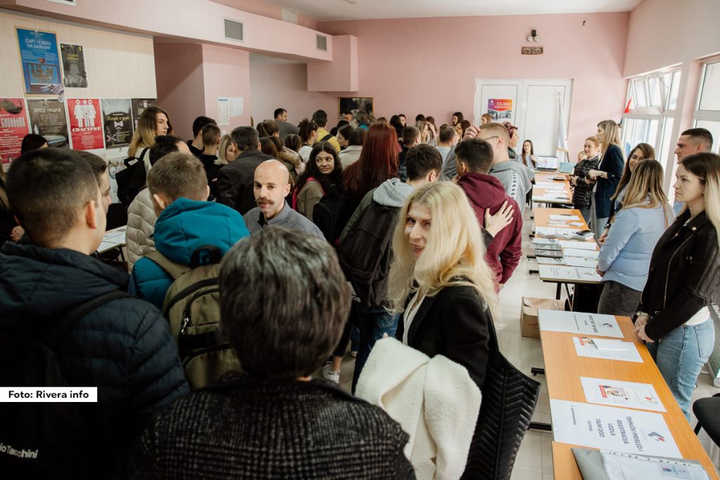 U petak je u Ljuboviji održan Sajam zapošljavanja i obrazovanja koji je organizovala loznička filijala Nacionalne službe za zapošljavanje. Na sajmu je učestvovalo 16 poslodavaca, kao i Srednja škola “Vuk Karadžić” iz Ljubovije gde je sa učenicima završnih razreda predstavila svoj nastavni program namenjen budućim srednjoškolcima, dok su maturanti mogli da se informišu o traženim zanimanjima i slobodnim radnim mestima.
