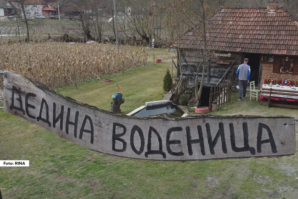 Kada je davne 1892. godine Milovan Joksimović sagradio vodenicu potočaru u kosjerićkom selu Seča Reka, ni slutio nije da će ga u tom poslu naslediti njegova čukununuka Tijana. Ali izgleda da boljeg naslednika nije mogao imati, jer je Tijana zbog dedine vodenice napustila Beograd i sa suprugom Nenadom oživela staro vitlo i čeketalo i potočari, ali i svojoj porodici podarila bolji život. Tijana je profesorka francuskog jezika i menadžerka, ali u poslednjih nekoliko godina je uspešna vodeničarka. Odluku da se sa suprugom Nenadom vrati u rodni Kosjerić donela je onog trenutka kad je saznala da je trudna i sada je sigurna da nije pogrešila.