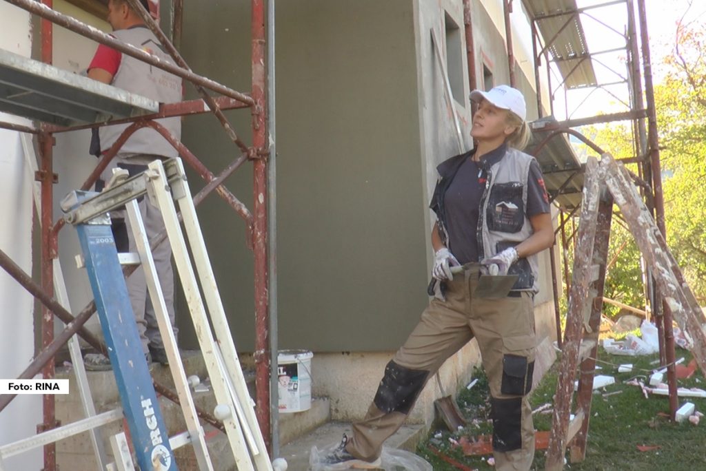 Oduvek je Srbija imala hrabre i sposobne žene, čak i s puškom u ruci. Ima ih i danas, ali one se, poput većine, ne mogu često videti „nalickane” na ulici ili u kafićima već ih možete zateći između ostalog i na skeli, kako rade baš one tipično muške poslove. Jedna od takvih svakako je i Dragana Kostić iz Ivanjice koja je fasader, koja dnevno ugradi i do 30 kvadrata stiropora, što je ništa manje od svog kolege sa skele, sa kojim deli i posao i građevinske muke.