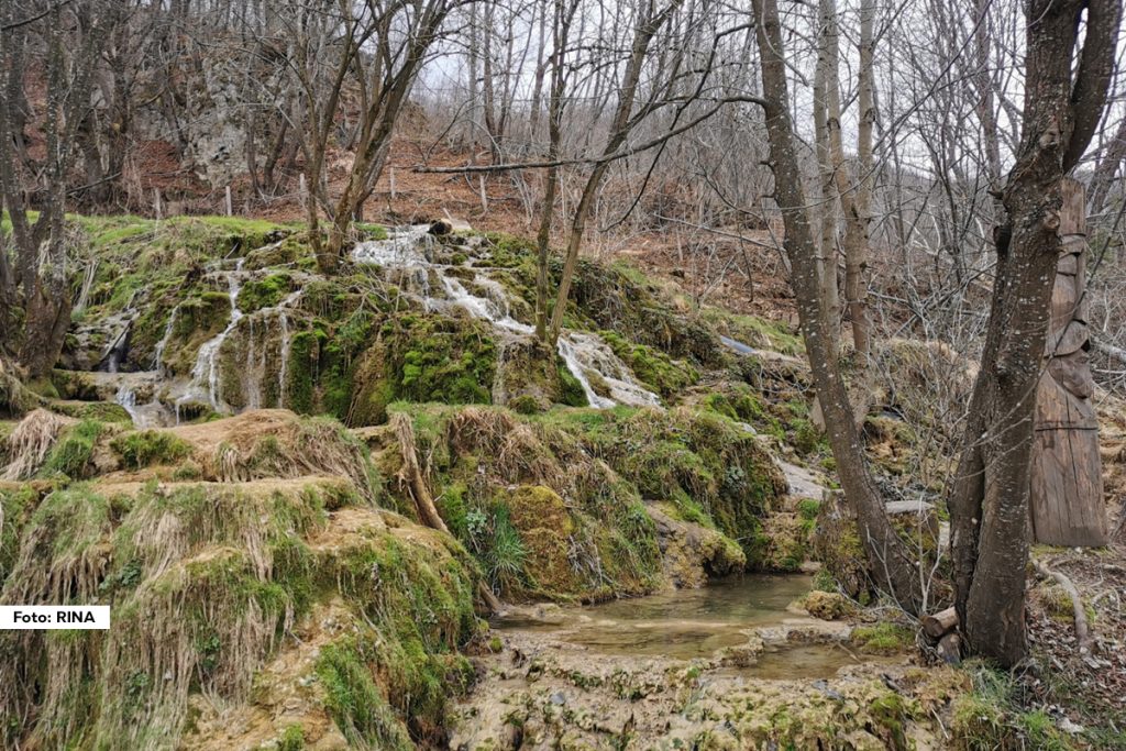 Na obroncima Divčibara u selu Donji Taor, ušuškana u gustoj šumi nalaze se Taorska vrela. Specifični slapovi podsećaju na rajske prizore, njihov izvor izbija iz pećinskog otvora, a spuštaju se preko nataloženih bigrenih naslaga sve do podnožja planine Povlen gde se ulivaju u reku Skrapež, formirajući na taj način veličanstven vodopad.