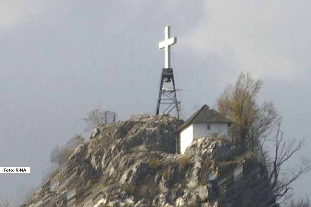 U klisuri reke Moravice, na nadmorskoj visini od 660 metara i na strmoj steni nalazi se jedna od najmanjih crkvica u Srbiji, posvećena Svetom Iliji. Do ove svetinje, sa koje se kao na dlanu vidi pola zapadne Srbije vodi samo jedna uska i kamenita staza. Međutim i pored toga crkvu Ilije Gromovnika na Gradini godišnje poseti nekoliko hiljada vernika. Sagrađena je pre nekoliko vekova, a za vreme turske vladavine predstavljala je jedino mesto u tom kraju na kom se čuvalo srpstvo i vera u Boga.