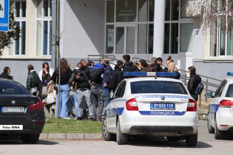 U užičkom naselju Krčagovo, prema rečima očevidaca, došlo je do neprijatne situacije kada je, kako kažu, čovek iz vozila zaustavio dete na oko 30 metara od porodične kuće i nagovorao ga da uđe u automobil.
