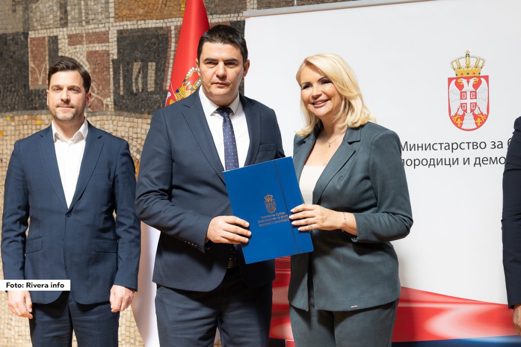 Opština Ljubovija konkurisala je kod Ministarstva za brigu o porodici i demografiju po javnom pozivu za dodelu bespovratnih sredstava za sufinansiranje mera populacione politike i podrške u oblasti porodice i dece u jedinicama lokalne samouprave. Mera za koju je Opština Ljubovija konkurisala je „Ublažavanje ekonomske cene podizanja deteta“, tj. nabavka kompleta udžbenika za decu od prvog do osmog razreda.