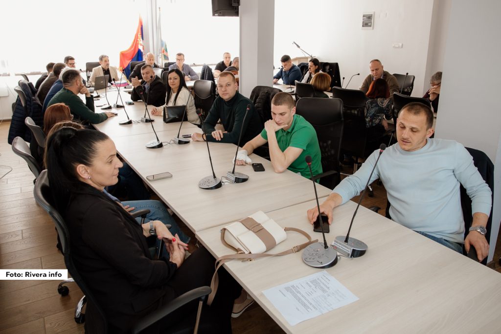 Danas je u Ljuboviji održana prva redovna sednica Skupštine opštine na kojoj je usvojen budžet za 2024. godinu. Sednica je počela u 10 časova, a prisustvovalo je 26 odbornika. Aleksandar Đukić, predsednik Skupštine opštine Ljubovija predložio je dnevni red sa 15 tačaka.