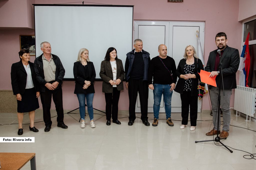 Putujući filmski festival “Mladenci 2024”, koji se ove godine održava 18. put, sinoć je gostovao u Ljuboviji. U holu bioskopa publika je imala priliku da pogleda dokumentarno-igrani film “Kosidba” i još tri dela iz filmske radionice koju su pre pola veka pokrenuli supružnici Dobrivoje i Dobrila Pantelić.