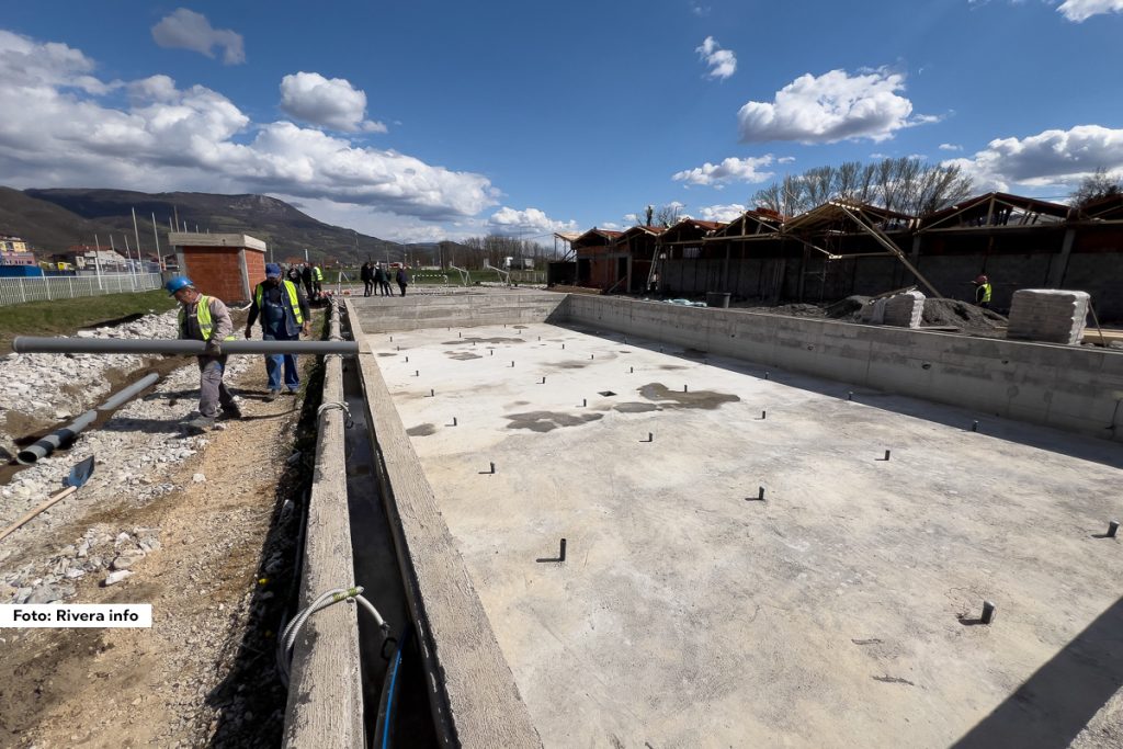 Radovi na izgradnji bazena u okviru sportsko-rekreativnog kopleksa u Ljuboviji teku planiranom dinamikom, potvrdili su predstavnici izvođača radova prilikom obilaska gradilišta.