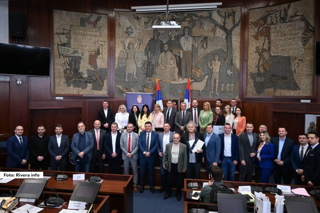 Ministar uprave i lokalne samoupave Aleksandar Martinović u Čačku je potpisao ugovore sa predstavnicima 27 opština o raspodeli bespovratnih budžetskih sredstava iz Fonda za lokal, a ukupno će na ovaj način biti finansirano 29 projekata.