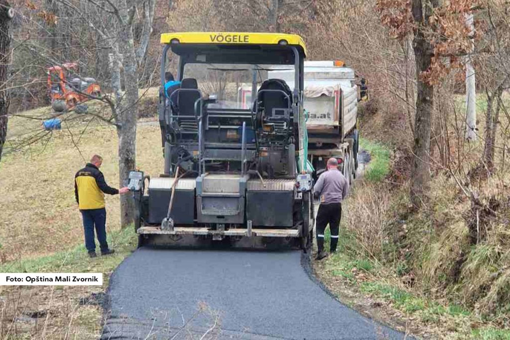 Asfaltiranje lokalnih puteva i ulica u opštini Mali Zvornik nastavljeno je proteklih dana radovima u mesnim zajednicama Donja Borina i Radalj. Uređenje putne mreže finansira lokalna samouprava sredstvima iz budžeta opštine.