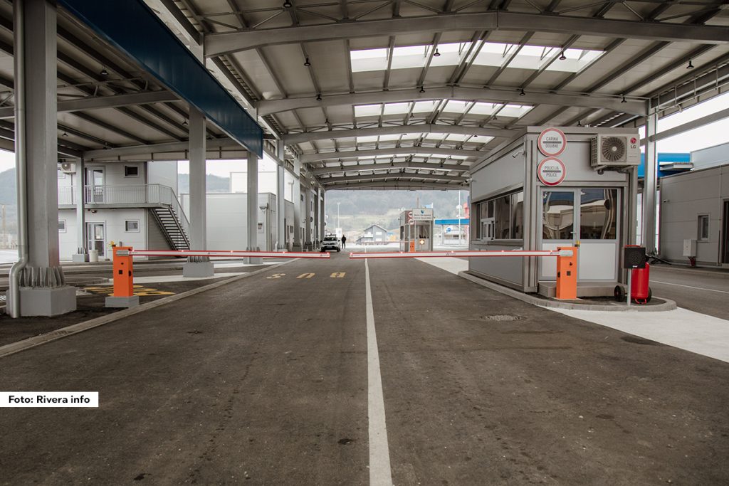 Most u mestu Karakaj koji povezuje Zvornik i Mali Zvornik biće zatvoren za vozila teža od pet tona. Prilikom tehničkog pregleda mosta uočena su oštećenja konstrukcije. Tehnički pregled izvršilo je preduzeće "Putevi Srbije" po nalogu Ministarstva građevinarstva, saobraćaja i infrastrukture Republike Srbije, nakon čega je ukazano na potrebu hitne rekonstrukcije.