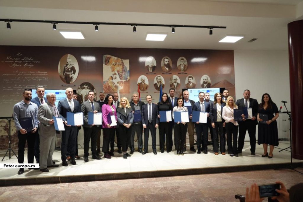 Dobra ekonomska infrastruktura vodi otpornijim lokalnim zajednicama i novim poslovima. Ovo je jedna od poruka nakon dodele novih grantova za lokalni razvoj u 20 opština i svečanosti koja je organizovana u Kraljevu.