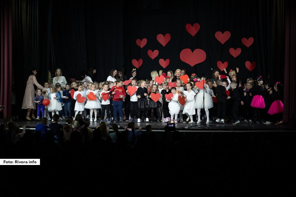 Deca iz vrtića u Ljuboviji napravila su zajedno sa svojim vaspitačicama muzičko-scenski spektakl da bi im pozavidele i mnoge velike zvezde. Sala bioskopa u Ljuboviji gotovo da nije mogla da primi sve posetioce koji su u redovima stajali do samog ulaza.
