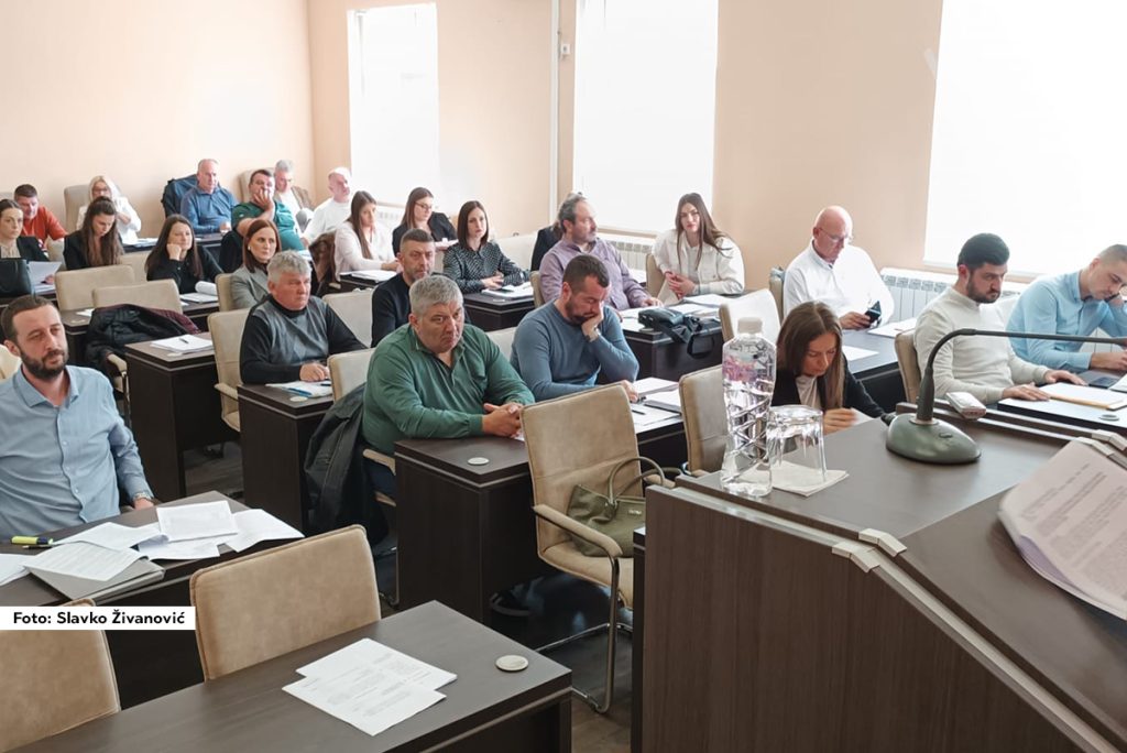 Prva redovna sednica Skupštine opštine Krupanj održana je u sredu. Na dnevnom redu bilo je 25 tačaka, među kojima je i predlog Odluke o budžetu Opštine Krupanj za 2024. godinu. Od prisutnih 29 odbornika za odluku o usvajanju budžeta glasalo je njih 26.