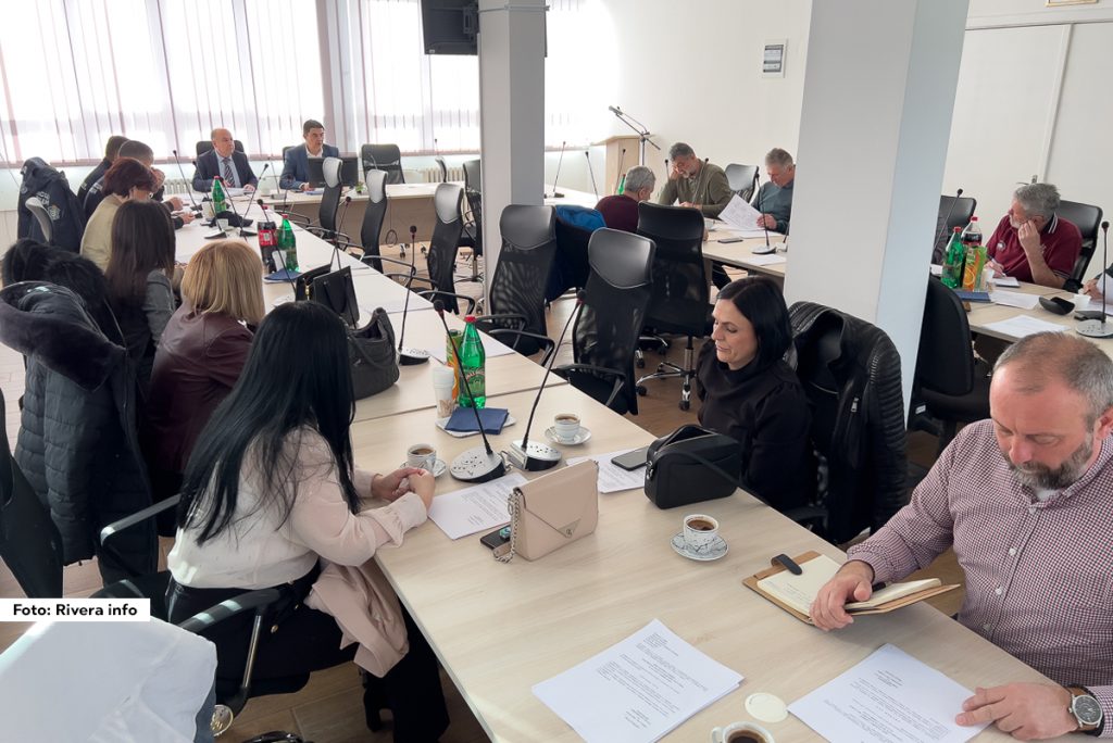 Svečana sednica Opštinskog štaba za vanredne situacije održana je u petak u Ljuboviji. Sednicu je sazvao komandant Štaba Milan Jovanović, a na dnevnom redu bila je analiza postignutog stepena razvoja i organizovanosti sistema zaštite i spasavanja u opštini Ljubovija i pripremljenosti za reagovanje u vanrednim situacijama.