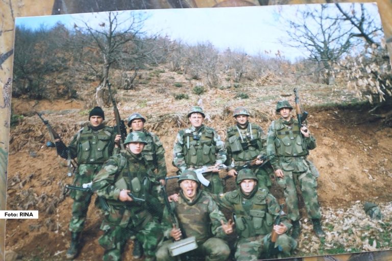 Prošlo je 25 godina od krvavog aprila kada je ratne 1999. godine na Košarama živote izgubilo preko 100 srpskih boraca. Karaula Košare bila je najteža tačka za odbranu Kosova i Metohije od prodora Oslobodilačke vojske Kosova (OVK), a na nju su poslati mladići koji su te godine služili redovan vojni rok.