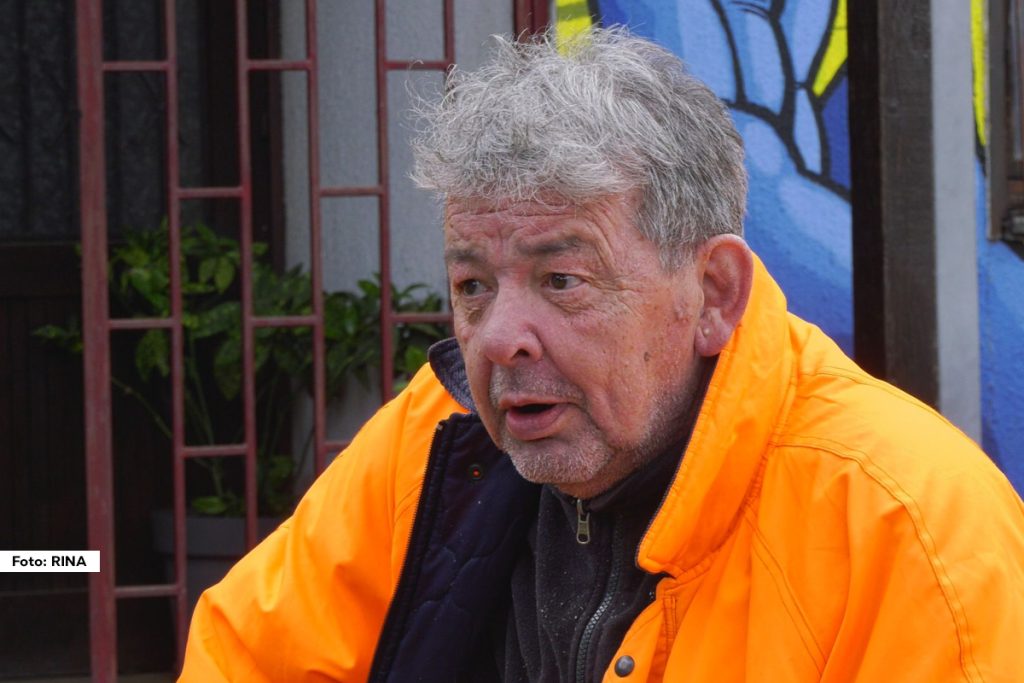 Stara narodna poslovica glasi da je najgore imati, pa nemati, a upravo to na svojoj koži osetio je Zoran Popović (62) iz Čačka. Njegova neverovatna životna priča vrlo lako mogla bi da posluži kao scenario za film, jer je iz nestvarnog luksuza završio kao beskućnik i korisnik Narodne kuhinje. Rođen u uglednoj čačanskoj porodici, majka lekar specijalista, a otac direktor Gimnazije, Zoran je diplomirao na Ekonomskom fakultetu u Beogradu.