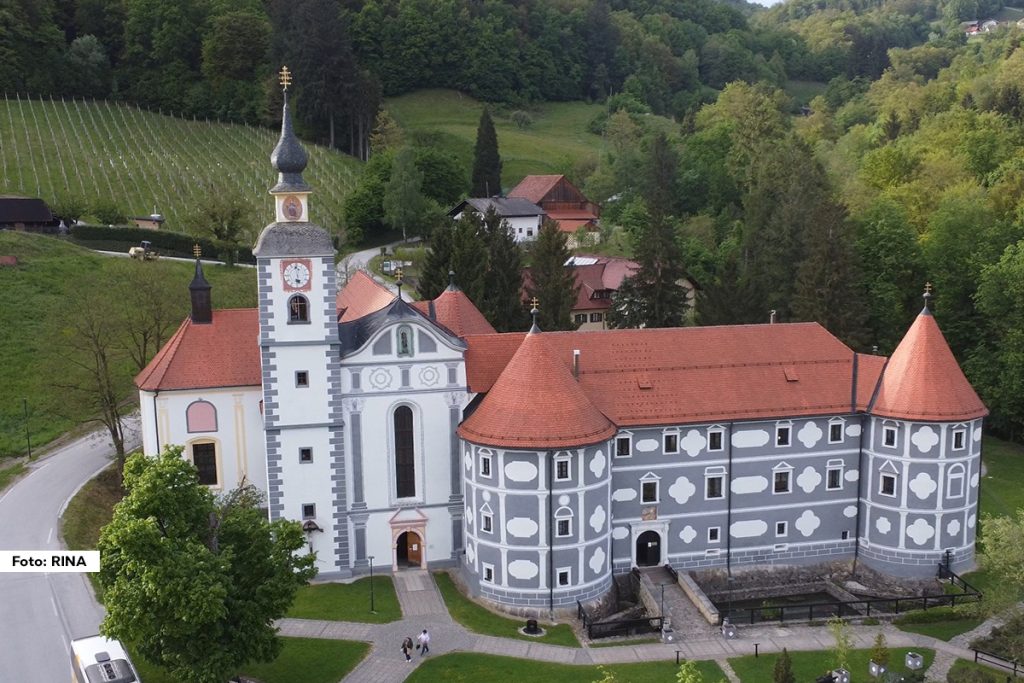 Selo Olimje u Sloveniji pre tri godine i zvanično je proglašeno za najlepše selo u Evropi. Nestvarna prirodna lepota, ali i izuzetno kulturno-istorijsko bogatstvo samo su dodatno doprineli dobijanju ove laskave titule. Ispresecano živopisnim brdima nezaobilazno je na mapi mnogih turista, ali ono po čemu se posebno ističe jeste specifičan zamak za koji se veruje da je star čak oko 1.000 godina.