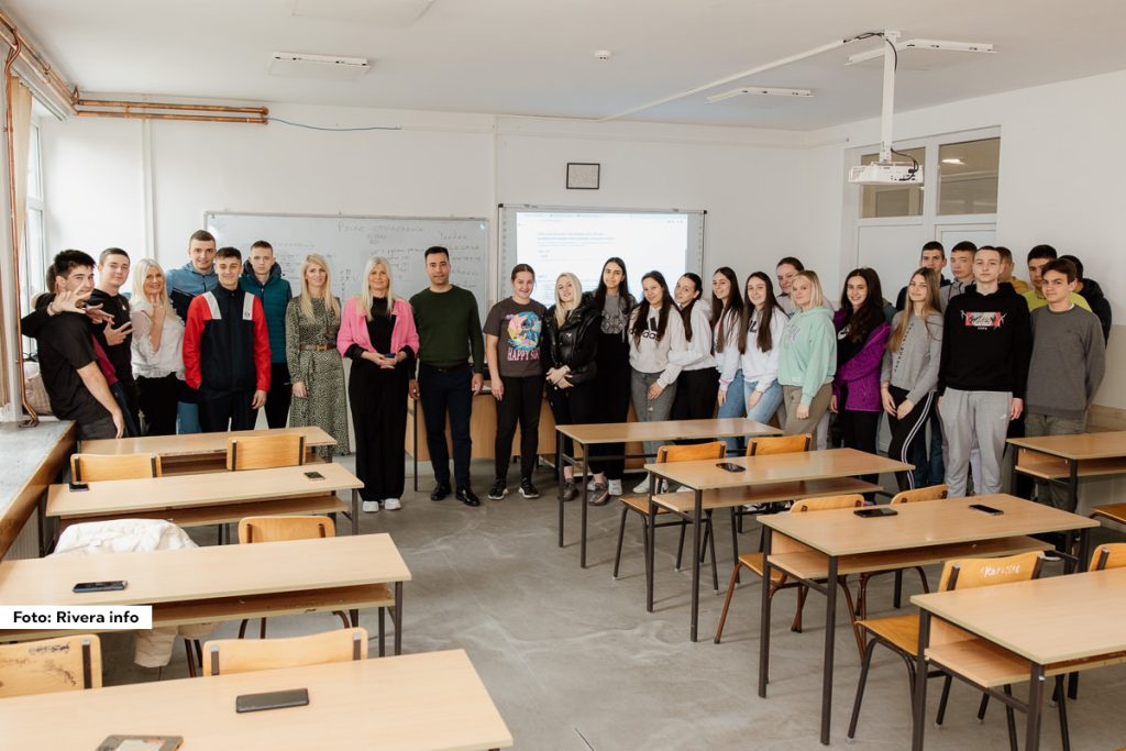 Ljubovijski srednjoškolci imali su priliku da čuju prezentaciju o mogućnostima besplatnog školovanja u Rusiji. Gost Srednje škole “Vuk Karadžić” u Ljuboviji bio je predstavnik Ruskog Doma Vojislav Milić. Posebnu pažnju privukla je mogućnost odlaska učenika tokom letnjeg raspusta na usavršavanje znanja, na jednom od 500 ponuđenih univerziteta.