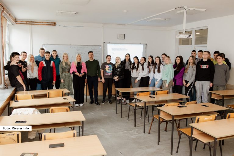 Ljubovijski srednjoškolci imali su priliku da čuju prezentaciju o mogućnostima besplatnog školovanja u Rusiji. Gost Srednje škole “Vuk Karadžić” u Ljuboviji bio je predstavnik Ruskog Doma Vojislav Milić. Posebnu pažnju privukla je mogućnost odlaska učenika tokom letnjeg raspusta na usavršavanje znanja, na jednom od 500 ponuđenih univerziteta.