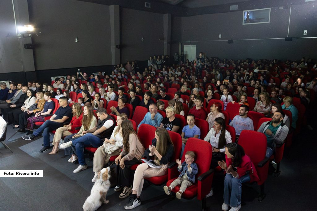 U petak je u Ljuboviji počeo prvi dečji Pozorišni festival “Deca za decu-Neša Nenadović”. U prepunoj sali bioskopa nije bilo dovoljno mesta za sedenje pa je deo publike otvaranje festivala i prvu predstavu ispratio na nogama. Festival su otvorili članovi Dečjeg dramskog studija “Kukumiš” iz Ljubovije premijernim izvođenjem predstave “Marko Kraljević i Kesedžija Musa.