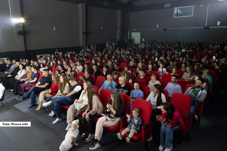 U petak je u Ljuboviji počeo prvi dečji Pozorišni festival “Deca za decu-Neša Nenadović”. U prepunoj sali bioskopa nije bilo dovoljno mesta za sedenje pa je deo publike otvaranje festivala i prvu predstavu ispratio na nogama. Festival su otvorili članovi Dečjeg dramskog studija “Kukumiš” iz Ljubovije premijernim izvođenjem predstave “Marko Kraljević i Kesedžija Musa.